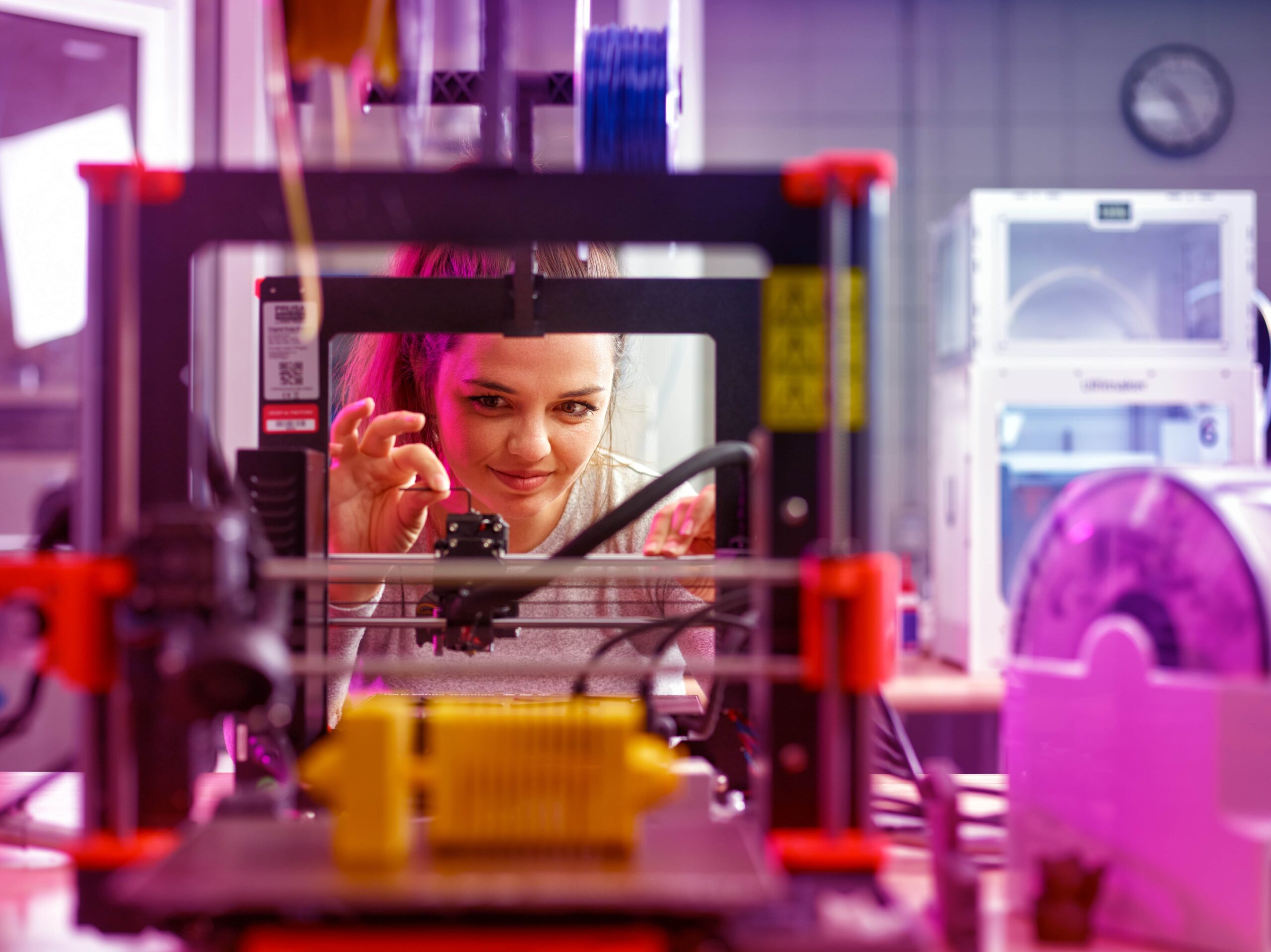 Une jeune femme analyse un appareil technologique hautement sophistiqué. Photo professionnelle.