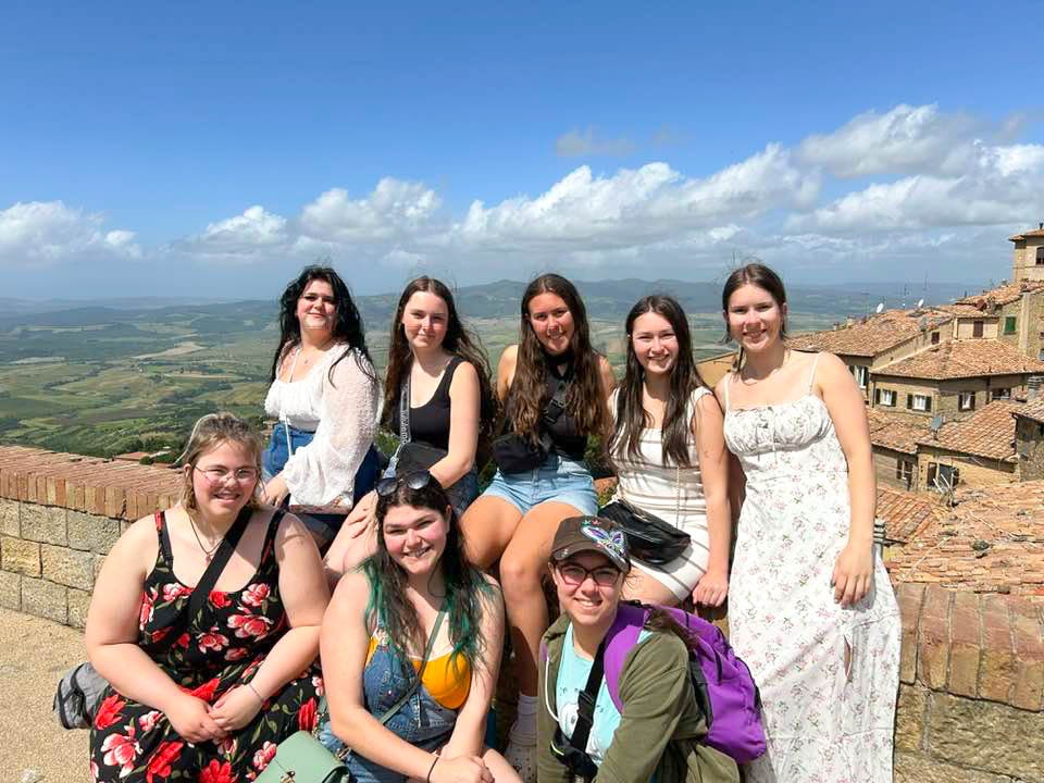 Photo de groupe de voyage étudiant.