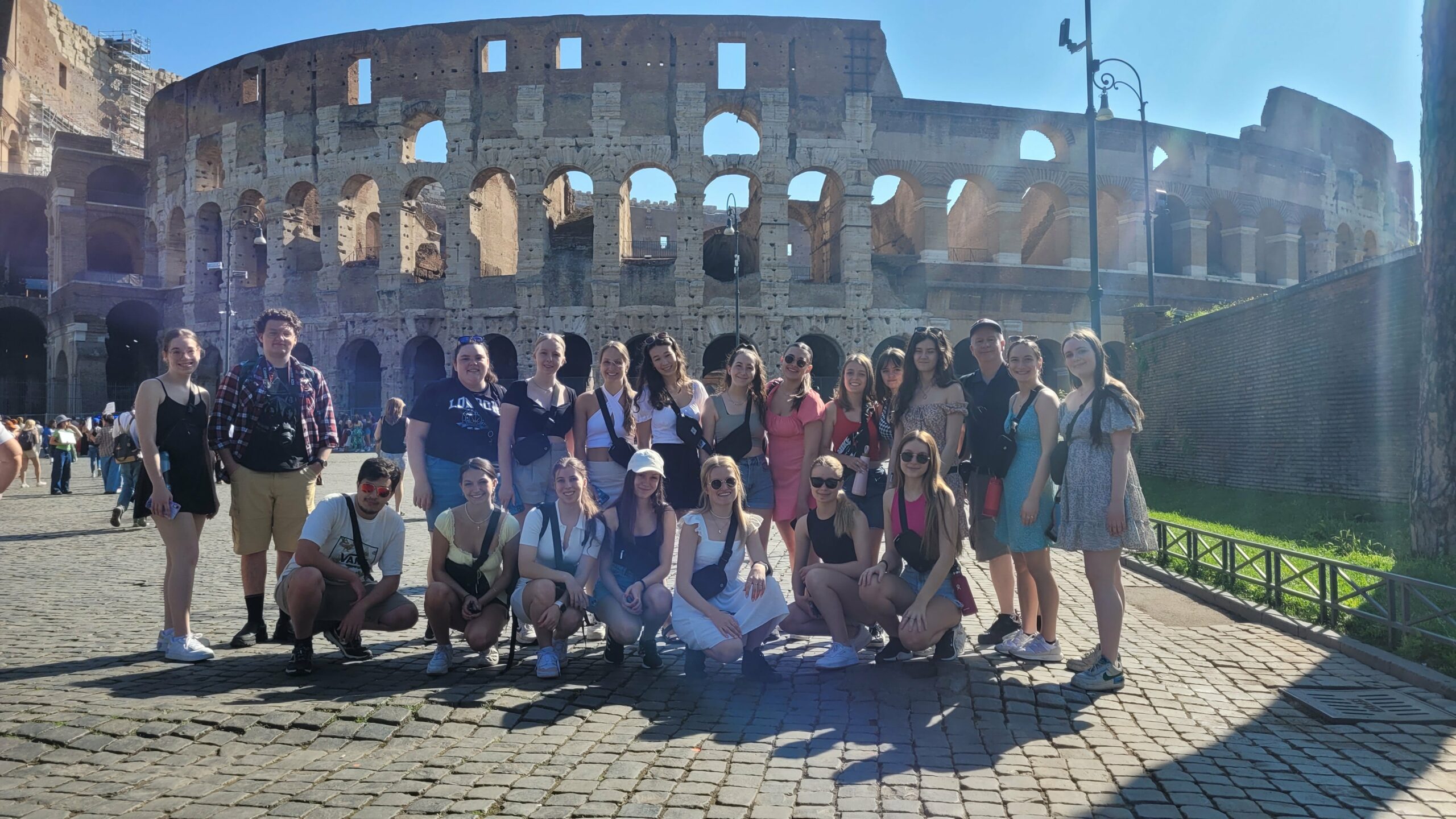 Photo de groupe devant le colisée de Rome.