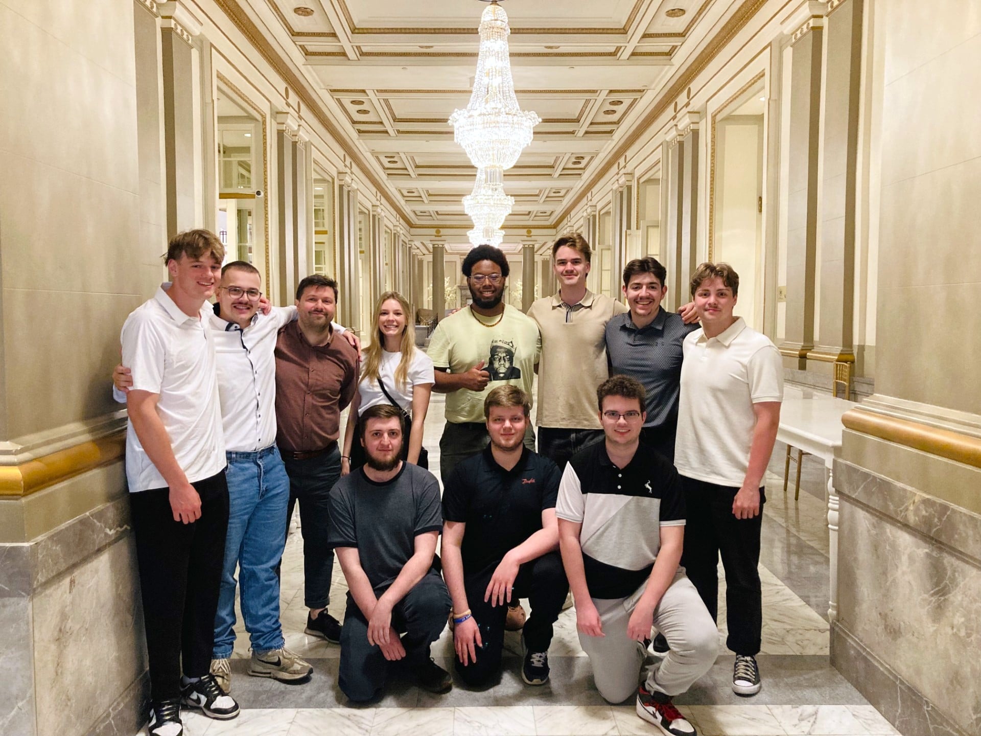 Photo de groupe d'étudiants dans un établissement.