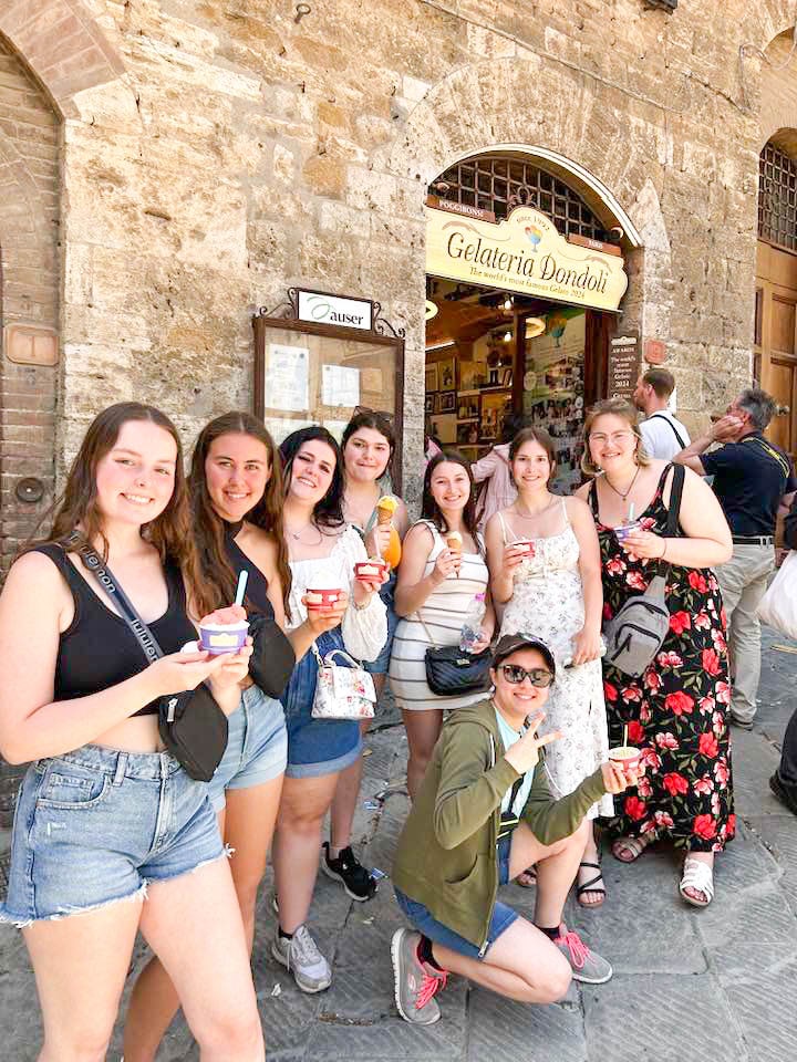 Photo de groupe de voyage étudiant.