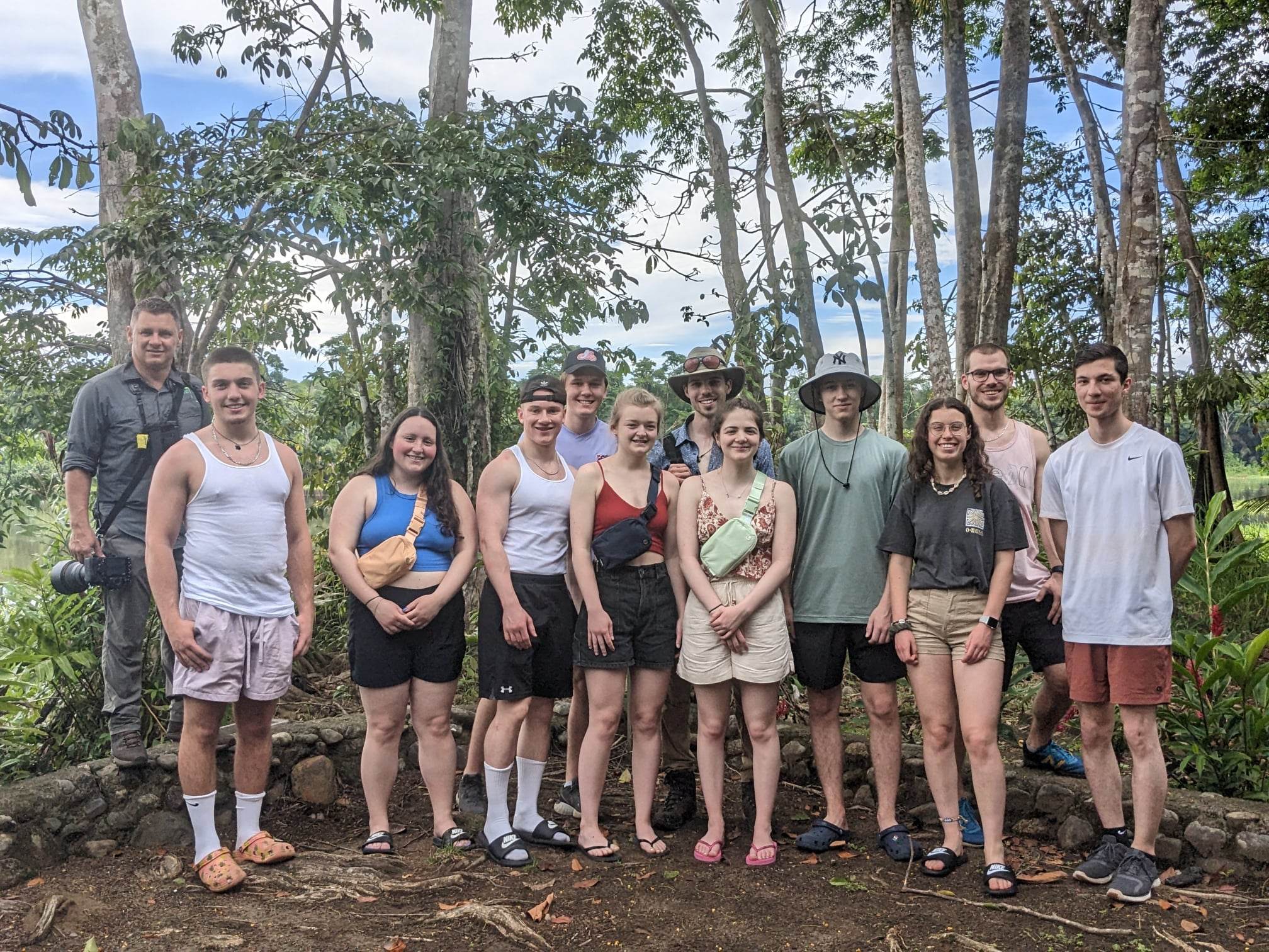 Photo de groupe de voyage étudiant.