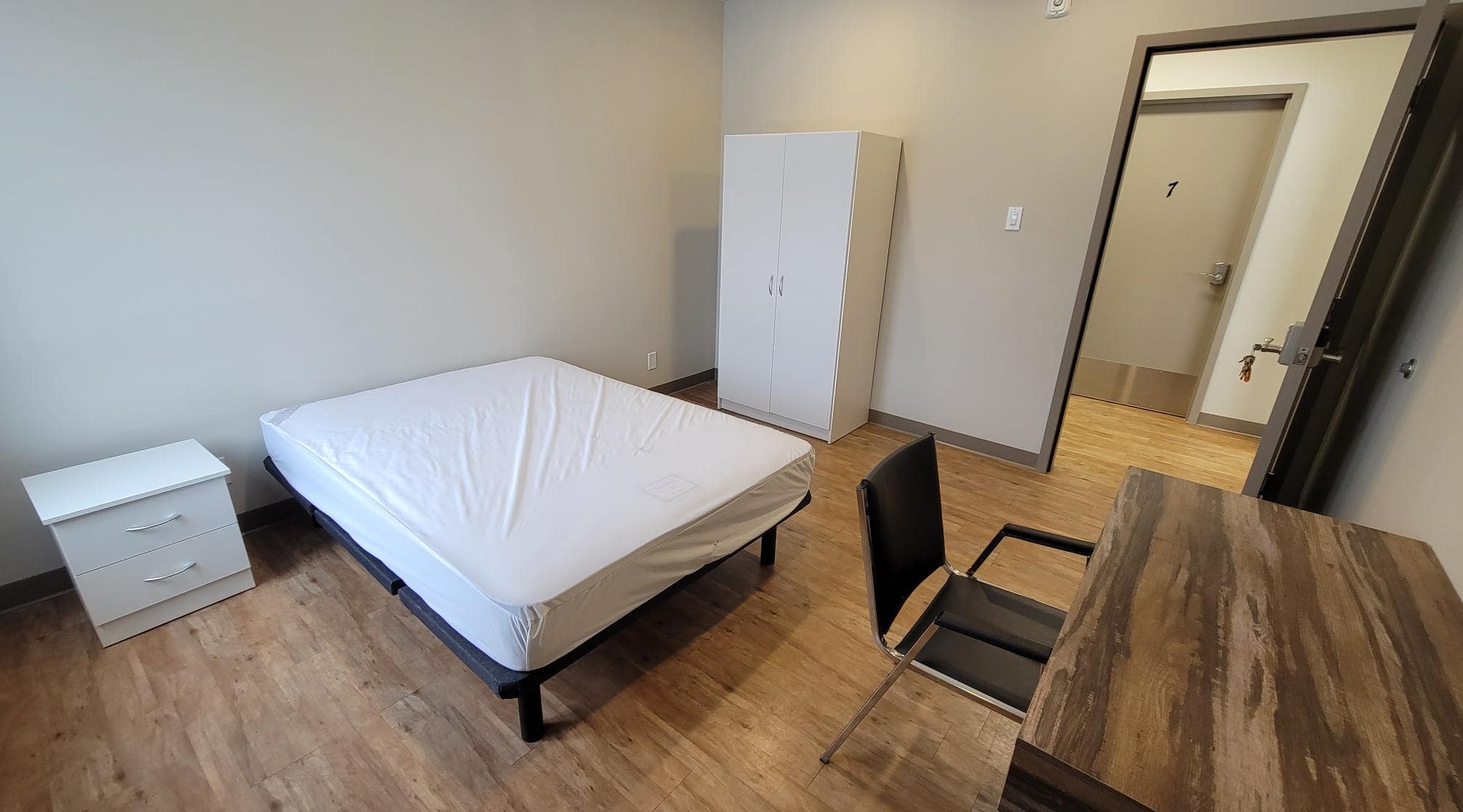 Photo d'une chambre vide d'une résidence étudiante.
