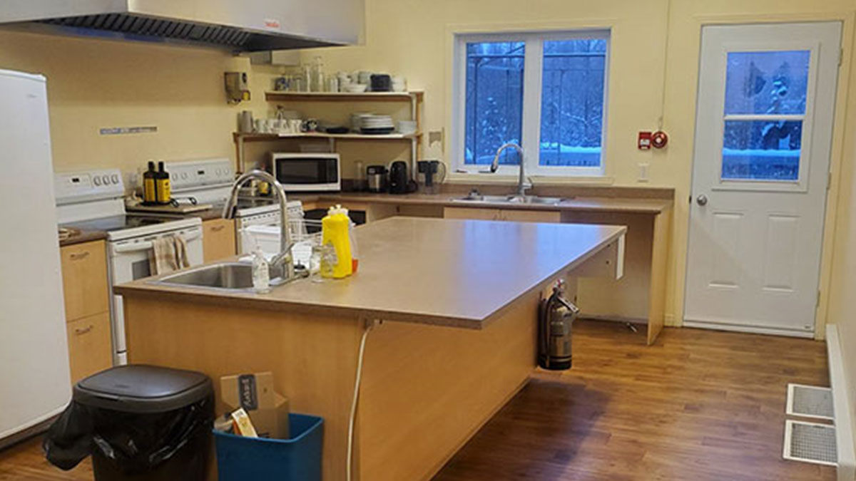 Photo d'un espace commun d'une résidence étudiante avec un comptoir de cuisine.