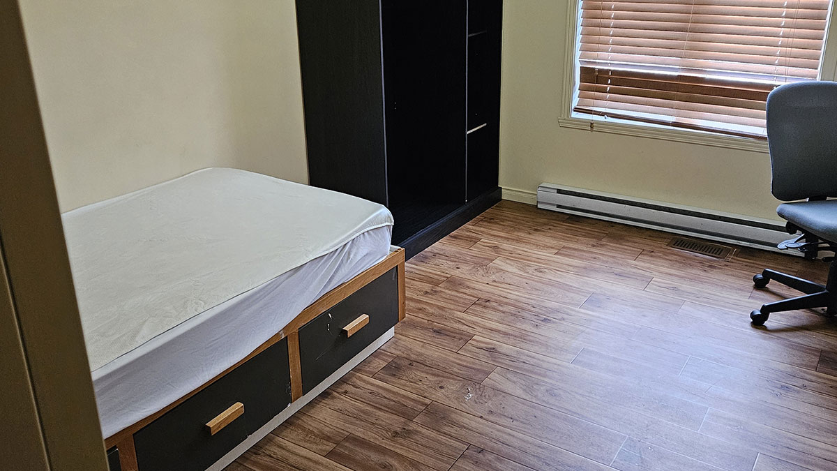 Photo d'une chambre vide d'une résidence étudiante.
