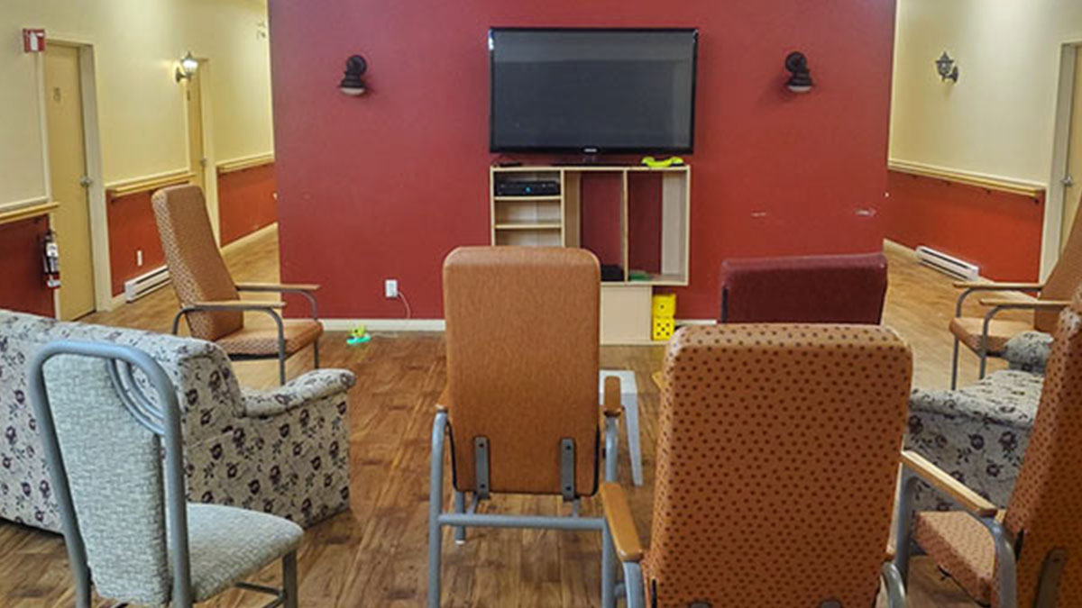 Photo de fauteuils dans une salle commune d'une résidence.
