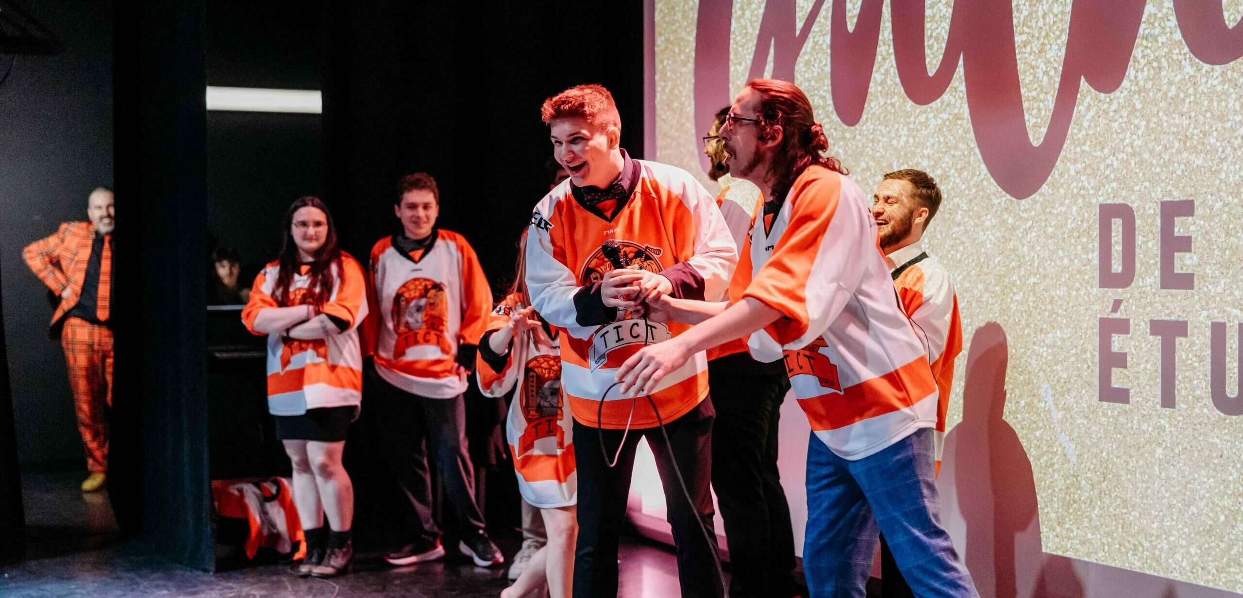 Photo croquée sur le vif d'une ligue d'improvisation étudiante. Les joueurs dans la vingtaine possèdent des vêtements typiques de l'improvisation.