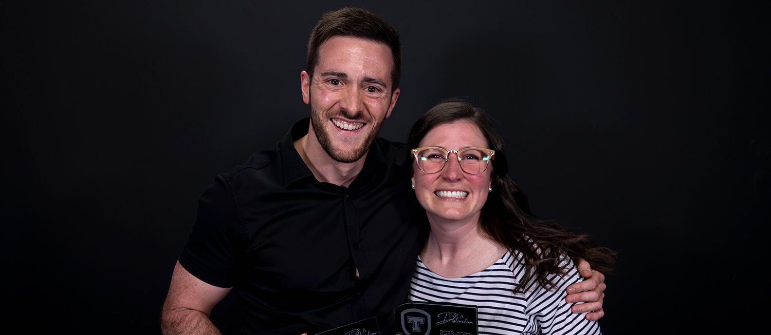 Deux jeunes adultes dynamiques et souriants regardent la caméra.