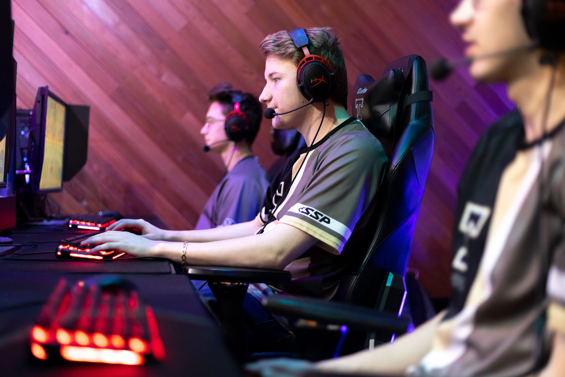 Un étudiant pratiquant le e-sport