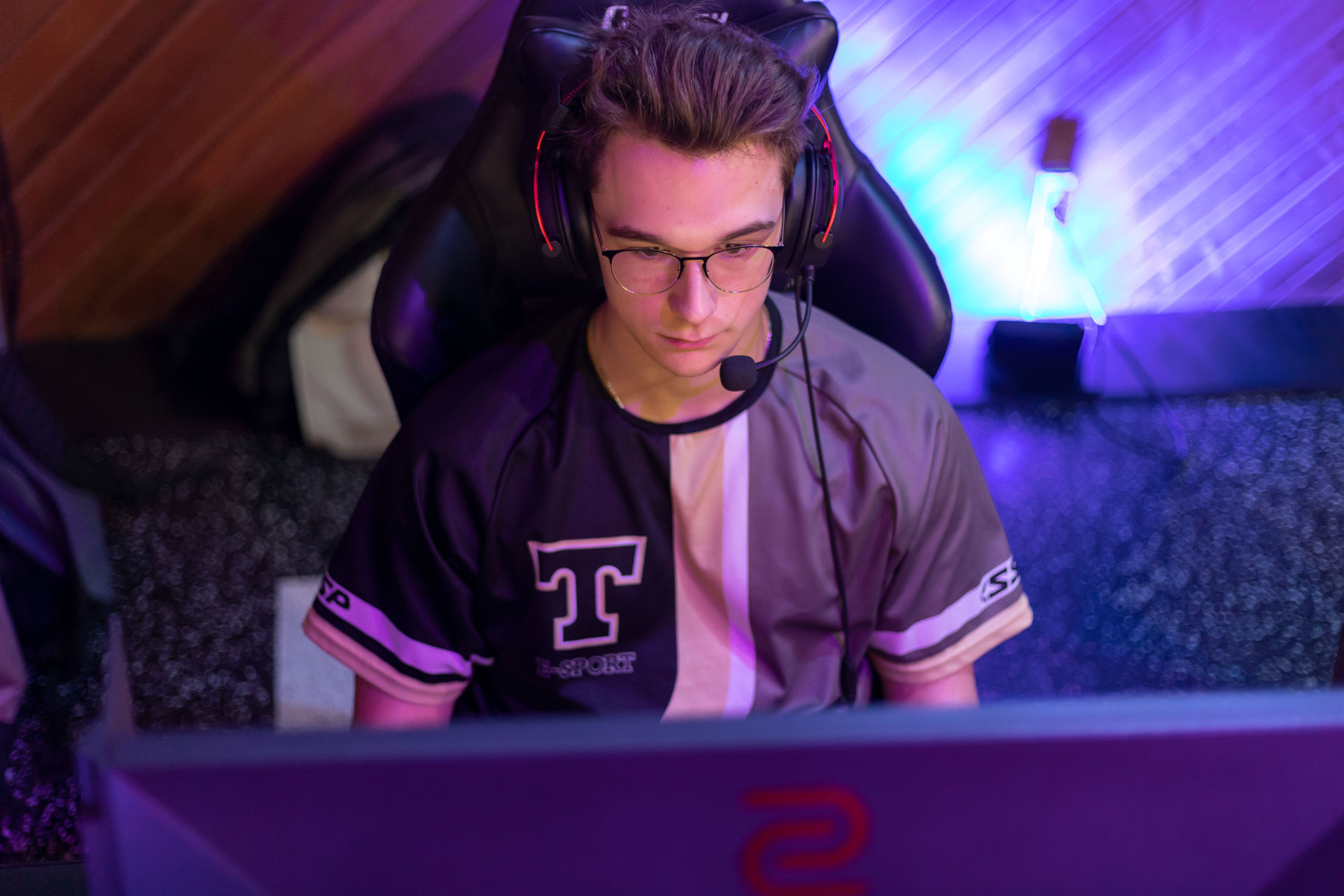 Un étudiant pratiquant le e-sport