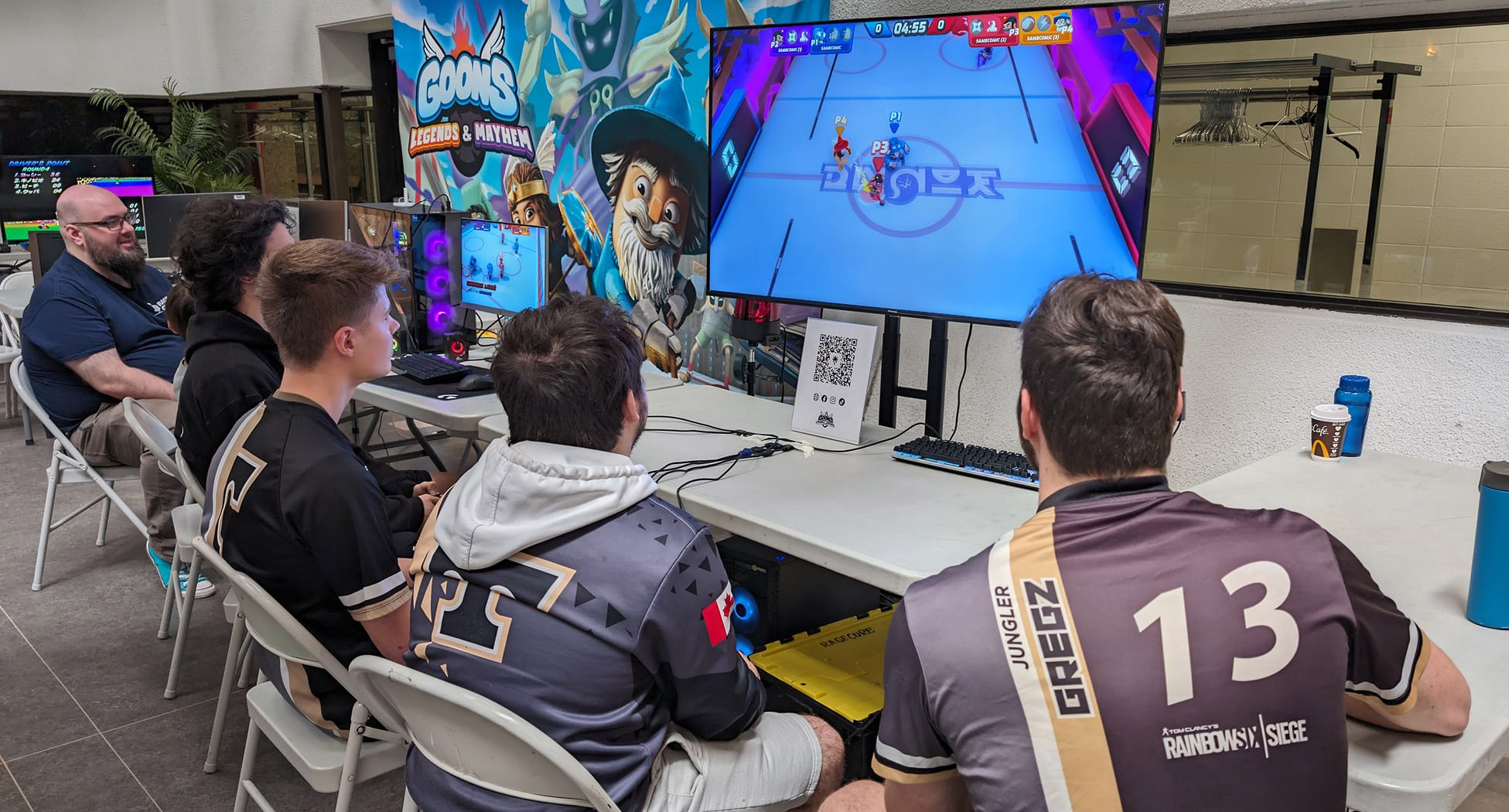 Des étudiants jouent à un jeu vidéo.