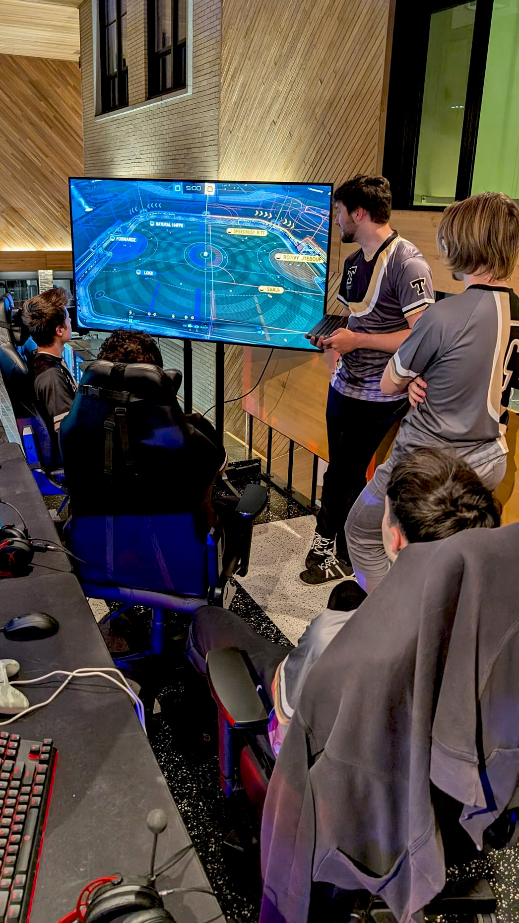 Des étudiants en esport devant un écran.