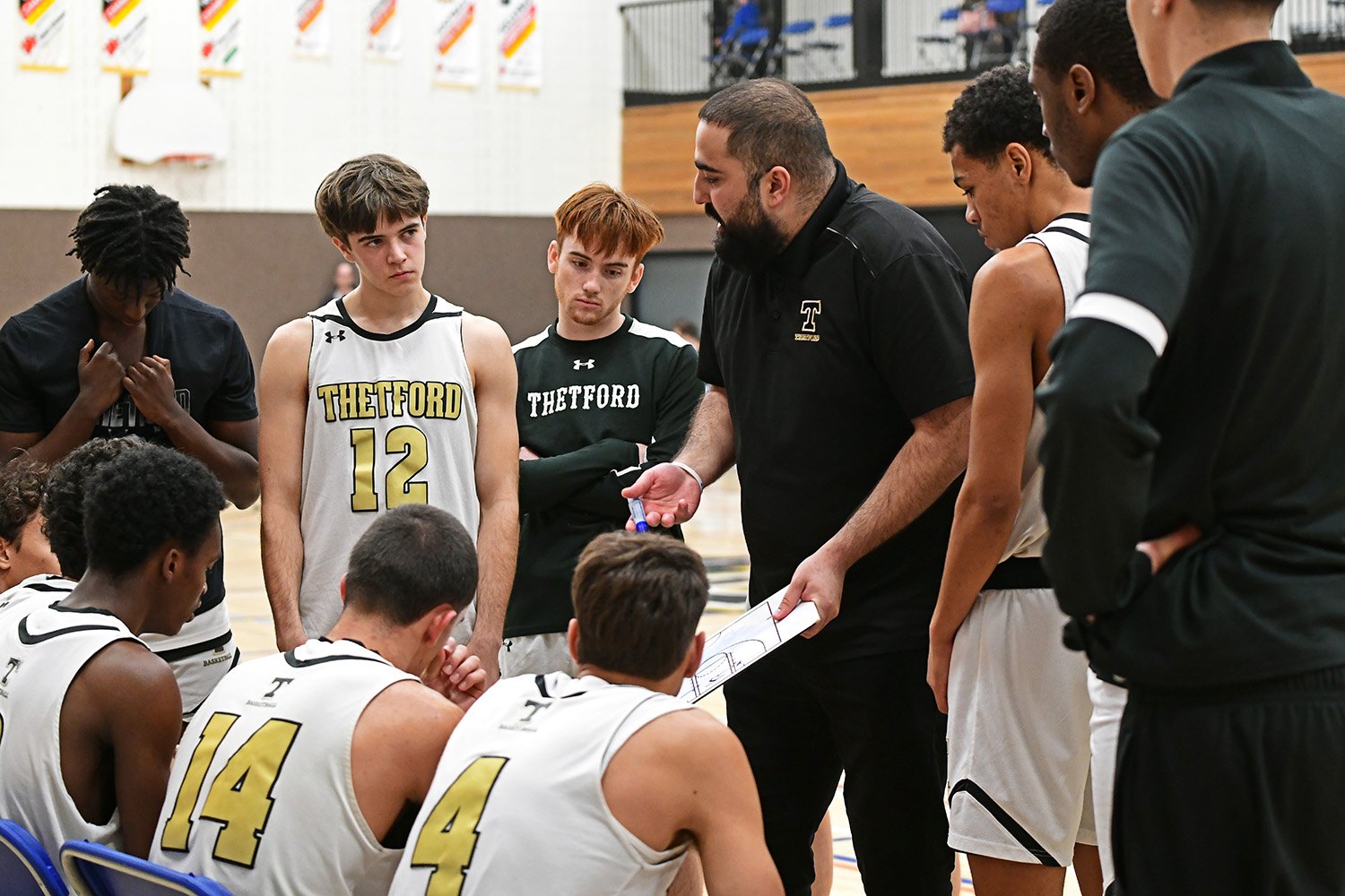 entraineur de basketball expliquant le plan de match aux joueurs
