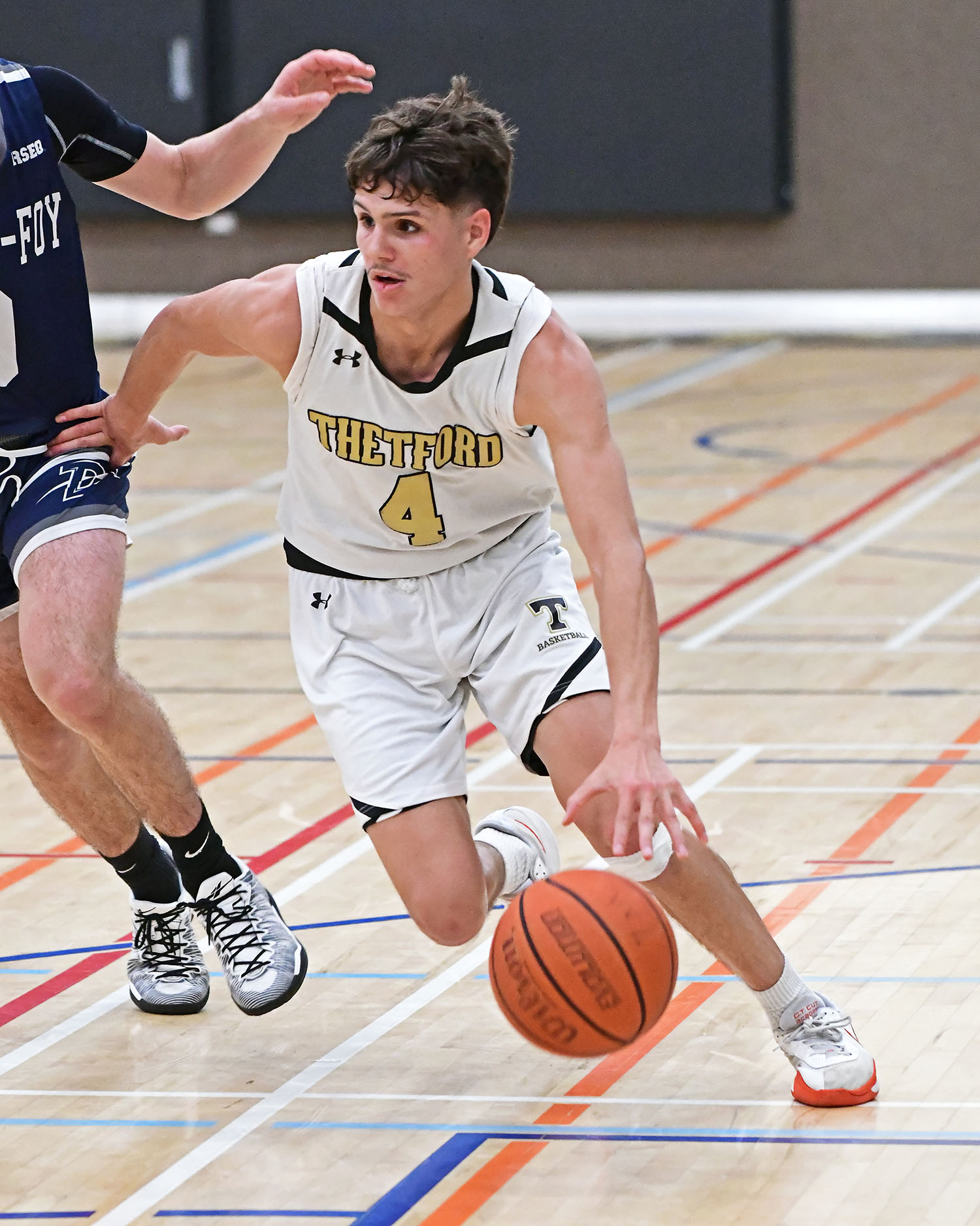 joueur de basketball dribblant avec le ballon