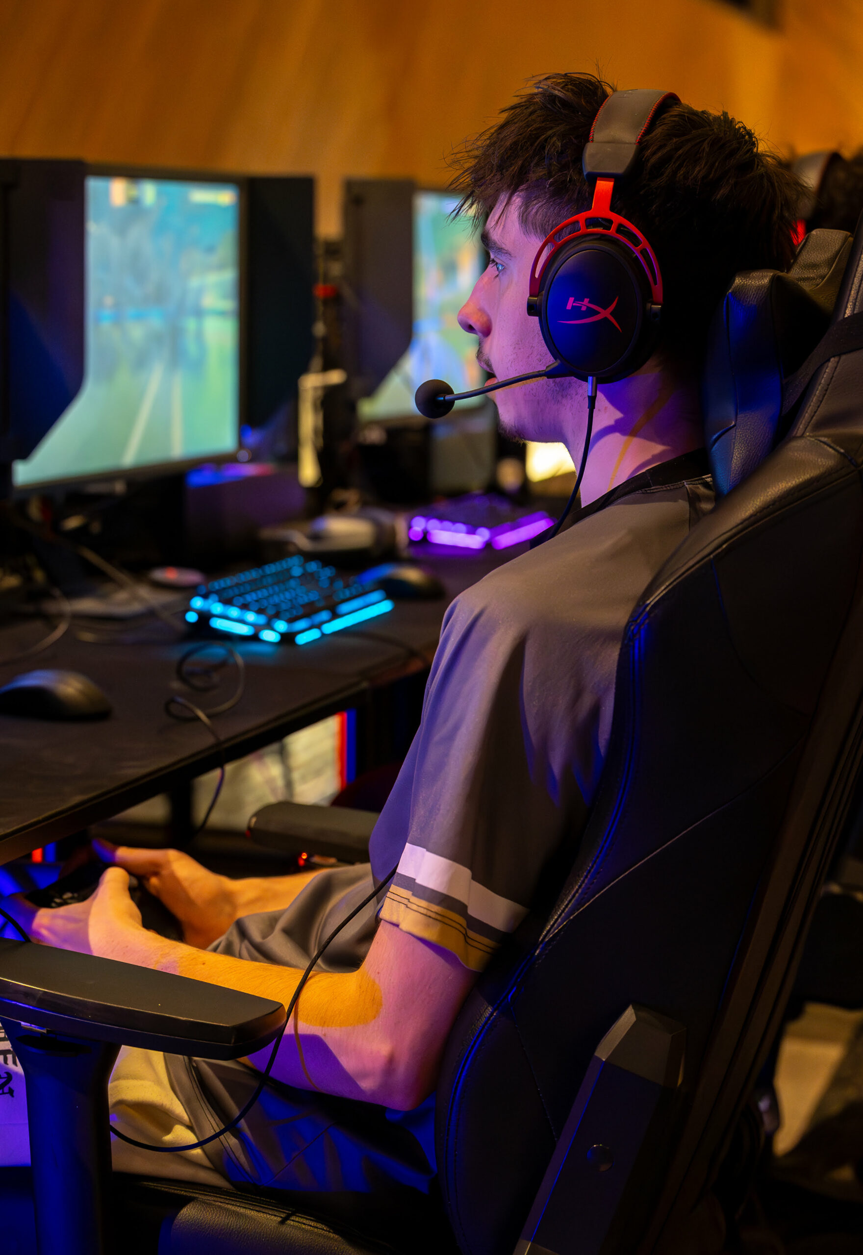 Un étudiant joue à un jeu vidéo sur l'ordinateur.