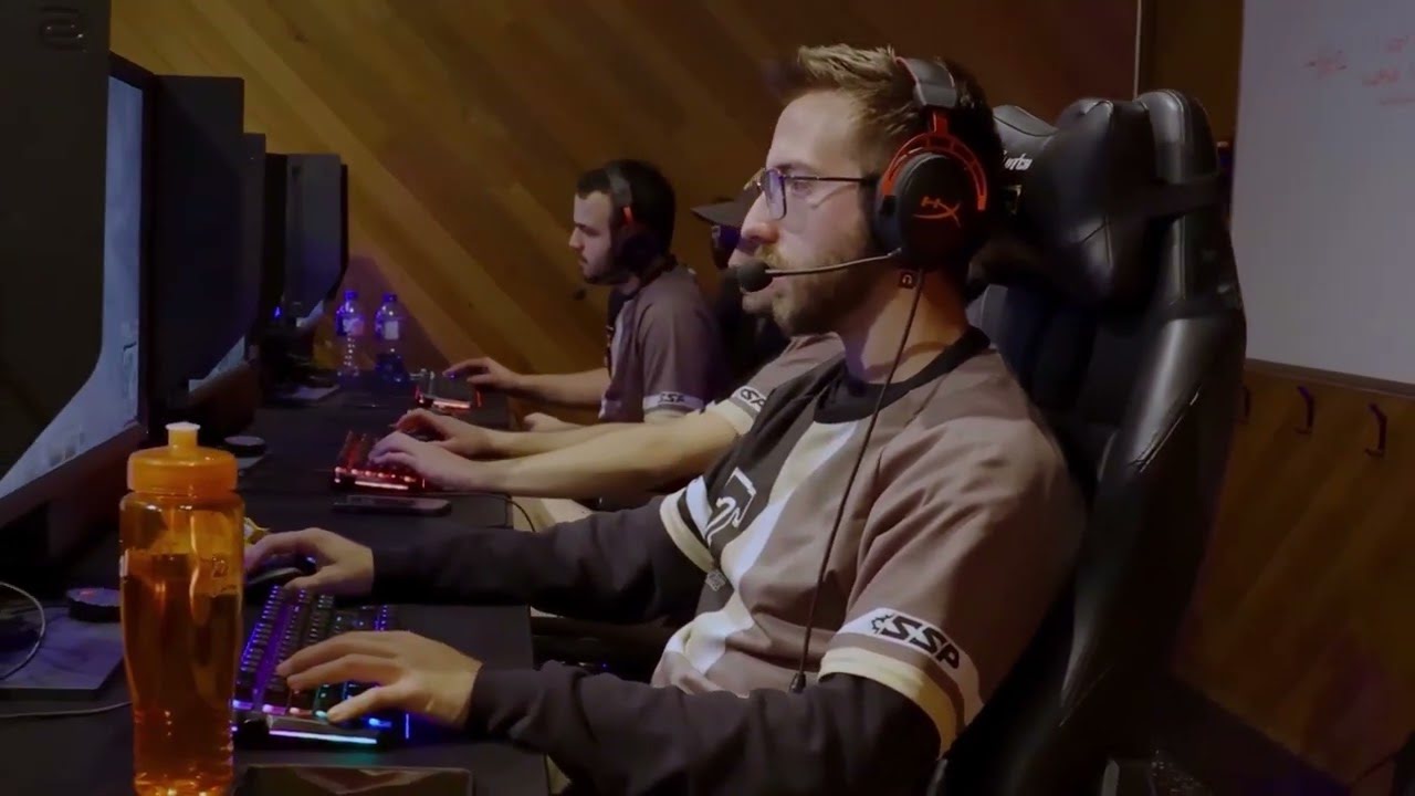 Un homme joue à un jeu vidéo sur un ordinateur.