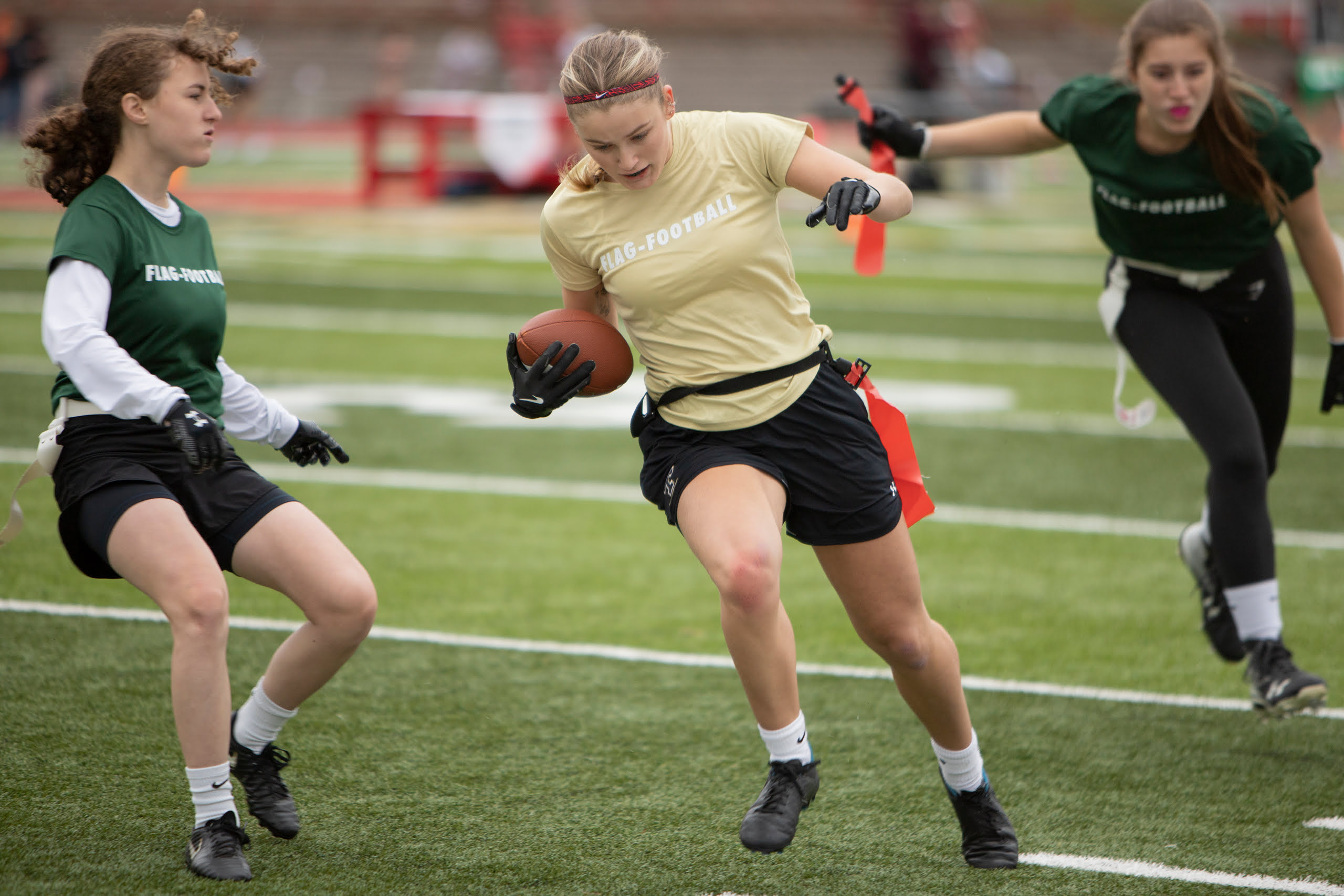 Une joueuse de flag-football est en pleine course.