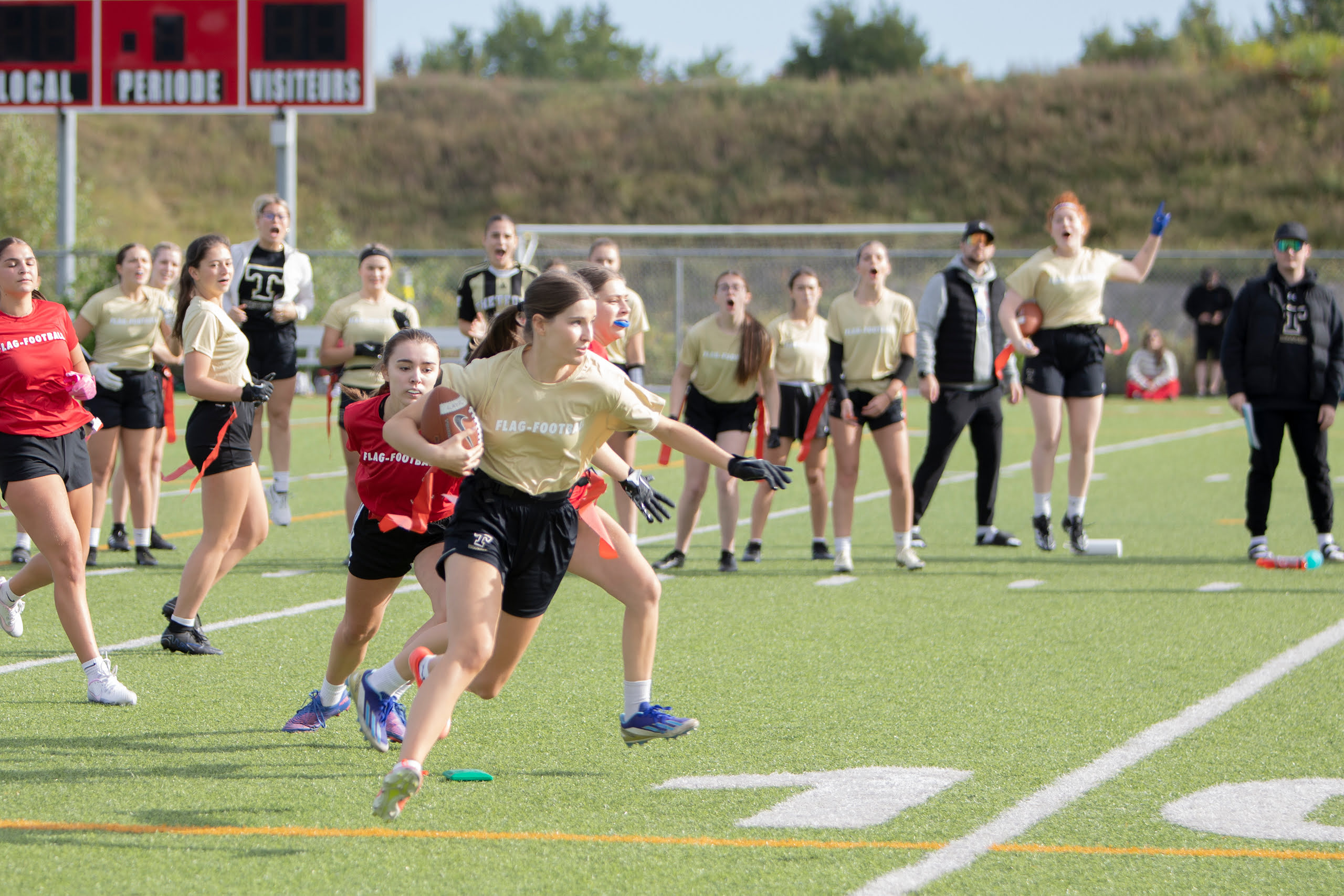 Une joueuse de flag-football est en mouvement.