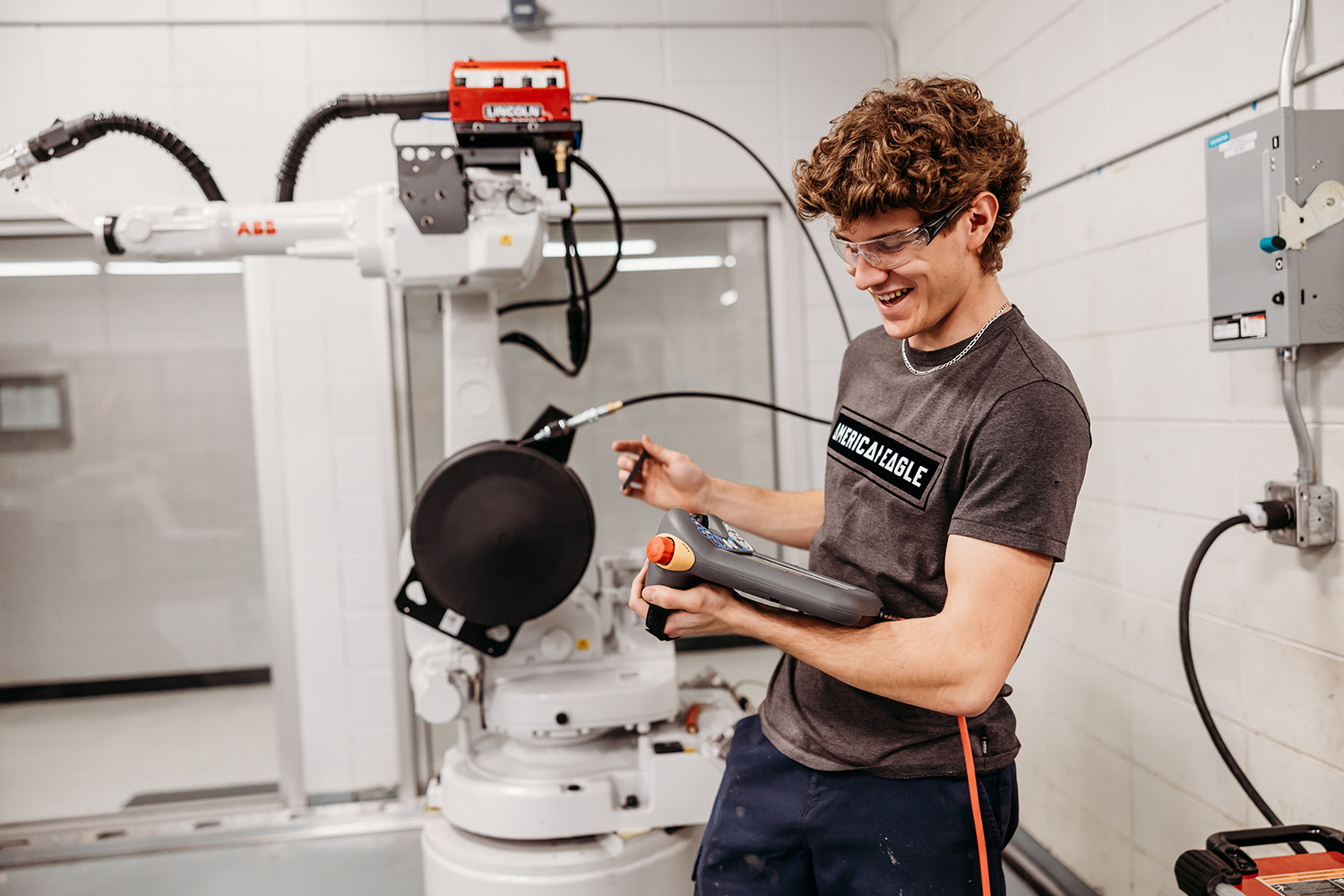 Un étudiant en génie règle une machine.
